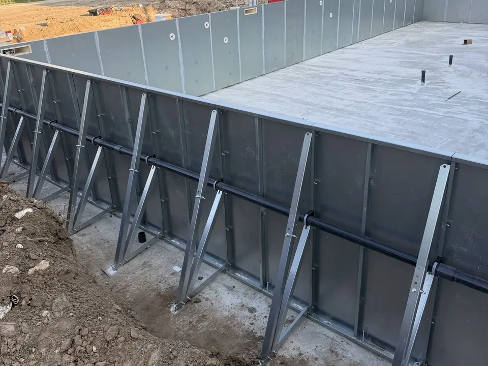 Σειρά από γαλβανισμένα panels στημένα στην εκσκαφή