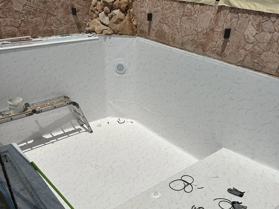Νέα σκαλιά πριν από το liner